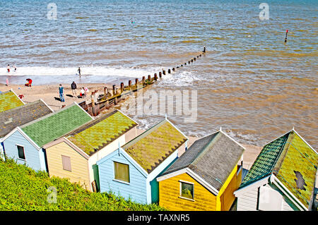 Southwold (Suffolk, Großbritannien): Alte und neue Strand Hütten nebeneinander; Reihe von Strandhütten in Southwold Stockfoto