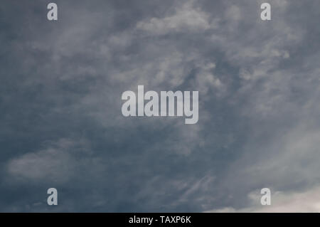 Dunkle Wolke wirbelnden vor Regen. Stockfoto