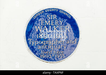Eine blaue Gedenktafel zur Erinnerung an die Buchdrucker und Antiquar, Sir Emery Walker in Hammersmith, London.