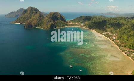 Cove mit Blick auf die Lagune und das türkisfarbene Wasser auf eine tropische Insel vor der Kulisse der Berge. Corong corong Beach, El Nido, Palawan, Philippinen. Sommer und Reisen Urlaub Begriff Stockfoto