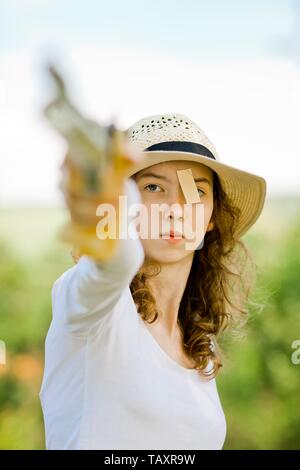 Angesichts der mit dem Ziel, Sport weiblich Shooter im Detail, Konzentration vor dem Schuß, Outdoor Training Stockfoto