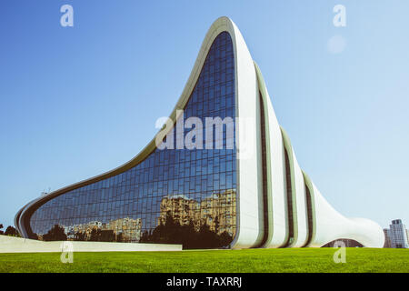 BAKU, Aserbaidschan - Mai 26: Heydar Aliyev, berühmten architektonischen Wahrzeichen in Baku von Zaha Hadid. Mai 2019. Modernes Kulturzentrum, die Stockfoto