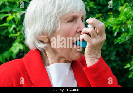Portrait von Großmutter haben Asthma, Allergie Angriff im Freien. Kaukasische granny Spray, Spray mit Droge, Medizin. nach Hand der alten Dame halten Inh Stockfoto