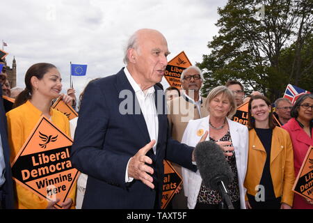 Vince Cable wurde von Aktivisten und drei neuen Abgeordneten der Partei für London die besten europäischen Wahlergebnis in der Geschichte der Partei zu feiern. Lambeth Palace, London Stockfoto