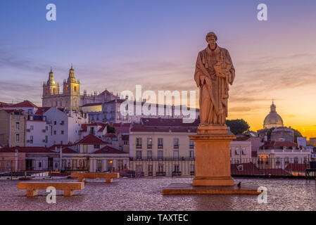 Statue am Miradouro de Santa Luzia in Lissabon Stockfoto