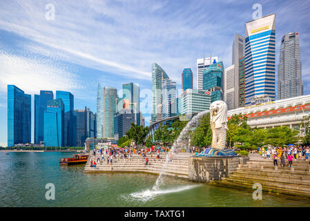 Singapur - 10. August 2018: Merlion Statue an der Marina Bay, ein Fabelwesen mit einem Lion's Head und den Körper der Fische Stockfoto