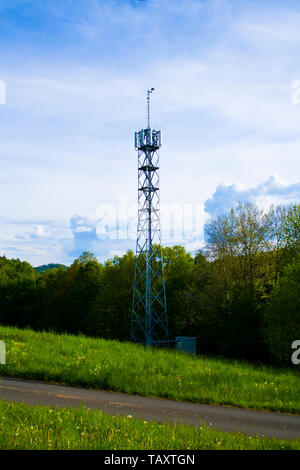 3G, 4G und 5G-Mobilfunk. Basisstation oder Base Transceiver Station. Telecommunication Tower Stockfoto