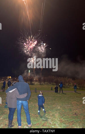 Dh Fifth of November Feuerwerkskörper NACHT Großbritannien Familie Kind beim Feuerwerk-Display Kirkwall Orkney Zuschauer 5. Nov Stockfoto