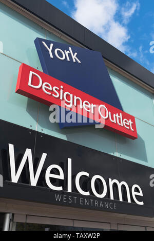 dh McArthur glen Designer Outlet SHOPPING UK Eingang willkommen McAutherGlens York mcarthurglen Mall Stockfoto