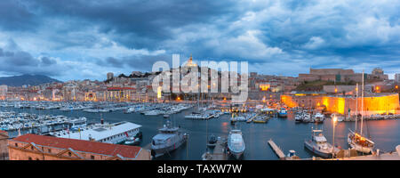 Alten Hafen und Notre Dame, Marseille, Frankreich Stockfoto