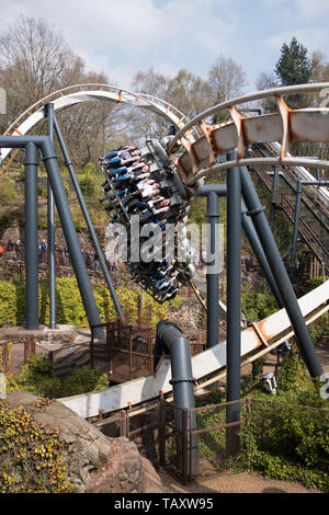 dh Nemesis Achterbahn ALTON TOWERS PARK STAFFORDSHIRE UK Menschen Auf Achterbahn Thema Vergnügungsfahrt Attraktionen Fahrten Stockfoto