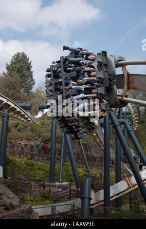 dh Nemesis Achterbahn ALTON TOWERS PARK STAFFORDSHIRE UK Menschen Auf Achterbahn Thema Vergnügungsfahrt Fahrten Attraktionen Stockfoto