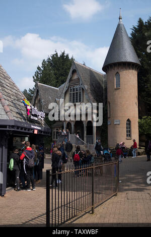Dh die Haunted House ALTON TOWERS STAFFORDSHIRE Menschen außerhalb Freizeitpark Attraktion Sehenswürdigkeiten Stockfoto