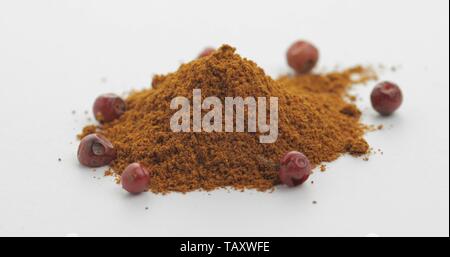 Rote Paprika Pulver. Red Kräuter Gewürz, aromatisches Gewürz für die Zubereitung und das Kochen, makroaufnahme vor einem weißen Hintergrund Stockfoto