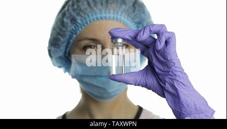 Wissenschaftlerin holding Ampulle in der Hand, neue Medikamente zu entwickeln, die Impfung. Konzept der Medizin und die Verbesserung der Gesundheit. Weißer Hintergrund Stockfoto