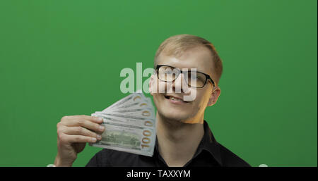 Mann erhielt Papier Geld für einen großen Deal. Glücklich. Erhalten Geld Bargeld, die Bezahlung erhalten. Man's Hand halten und zählen Geld. Dollarnoten in der Hand Stockfoto