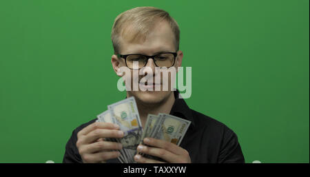 Mann erhielt Papier Geld für einen großen Deal. Zählen geld Green Screen. Erhalten Geld Bargeld, die Bezahlung erhalten. Man's Hand halten und zählen Geld. Dollarnoten in der Hand Stockfoto