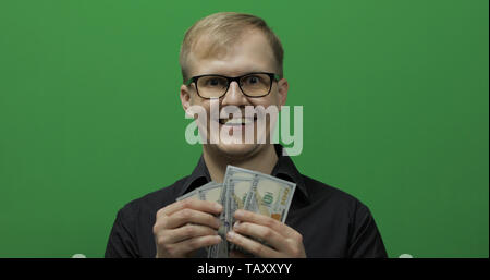 Mann erhielt Papier Geld für einen großen Deal. Glücklich. Erhalten Geld Bargeld, die Bezahlung erhalten. Man's Hand halten und zählen Geld. Dollarnoten in der Hand Stockfoto