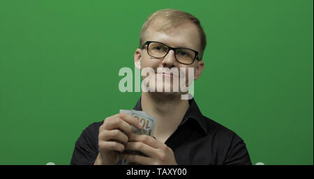 Mann erhielt Papier Geld für einen großen Deal. Zählen geld Green Screen. Erhalten Geld Bargeld, die Bezahlung erhalten. Man's Hand halten und zählen Geld. Dollarnoten in der Hand Stockfoto