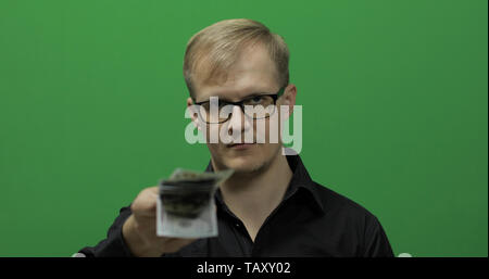 Mann, Papier, Geld für einen großen Deal. Geld Bargeld, Zahlung Konzept. Man's Hand halten Sie bares Geld. Dollarnoten in der Hand Stockfoto