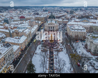 Lemberg, Ukraine - 25, Dezember 2018. Arial erschossen. Lvov Opera House. Weihnachtsbaum. Weihnachtsmarkt. Die Menschen sind zu Fuß rund um die Innenstadt Stockfoto