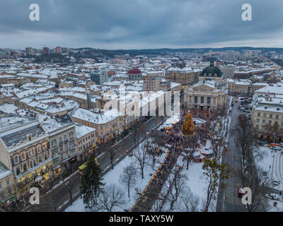 Lemberg, Ukraine - 25, Dezember 2018. Arial erschossen. Lvov Opera House. Weihnachtsbaum. Weihnachtsmarkt. Die Menschen sind zu Fuß rund um die Innenstadt Stockfoto