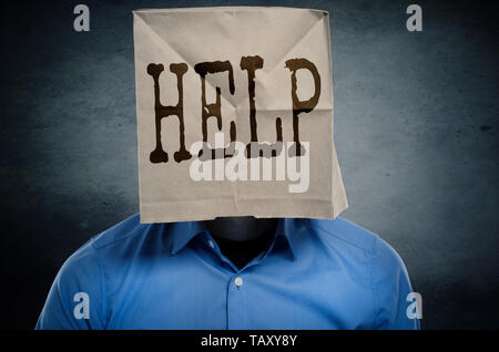 Unternehmer braucht Hilfe, Paper Bag mit das Wort Hilfe auf seinem Kopf, konzeptionelle Bild Stockfoto