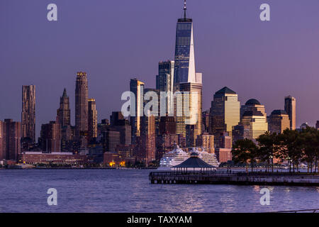 DOWNTOWN SKYLINE MANHATTAN HUDSON RIVER IN NEW YORK CITY VON DER FUSSGÄNGERBRÜCKE Flugsteig C PARK Hoboken, New Jersey, USA Stockfoto