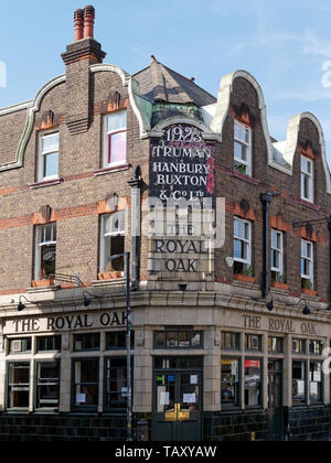 Gebäude Ecke eines historischen Pub Truman Hanbury Buxton & Co Ltd The Royal Oak in Tower Hamlets. Stockfoto