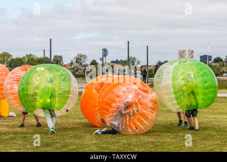 Kinder spielen Stoßfänger-Ball auf dem Rasen eine fällt, 25. Mai 2019, Kopenhagen, Dänemark Stockfoto