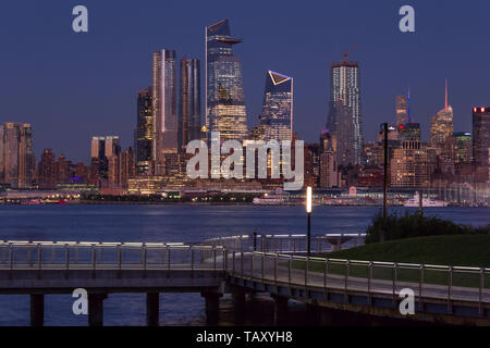 HUDSON YARDS SKYLINE MANHATTAN HUDSON RIVER IN NEW YORK CITY VON DER FUSSGÄNGERBRÜCKE Flugsteig C PARK Hoboken, New Jersey, USA Stockfoto