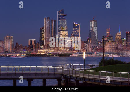 HUDSON YARDS SKYLINE MANHATTAN HUDSON RIVER IN NEW YORK CITY VON DER FUSSGÄNGERBRÜCKE Flugsteig C PARK Hoboken, New Jersey, USA Stockfoto