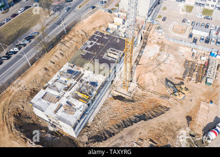 Antenne Draufsicht von Industriemaschinen im City Baustelle arbeiten Stockfoto