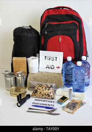 Eine Katastrophe Supply Kit, oder Tasche gehen ist eine Sammlung von grundlegenden Elemente, die ihren Haushalt im Falle einer Naturkatastrophe oder Notfall benötigen. Stockfoto