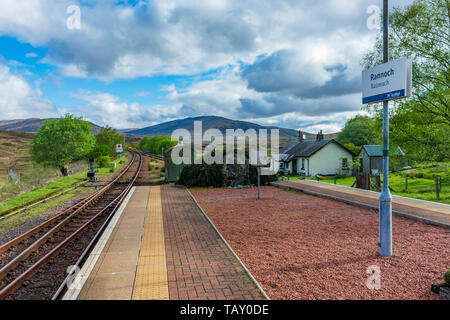 Rannoch Station, Perth und Kinross, Schottland, Vereinigtes Königreich - Eines der am weitesten entfernten Bahnhöfen in der Britischen Inseln am Rande des Rannoch Moor, Schottland Stockfoto