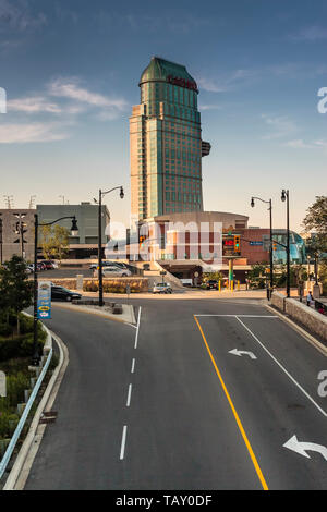 Niagara Falls, Kanada: Fallsview Hotel und Casino Gebäude im Bild von einer Strasse der Stadt. Stockfoto