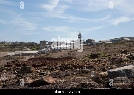 Blick von der Küste von geevor Tin Mine früher Nördlich der Levante Mine in den fernen Westen von Cornwall, Großbritannien, das 1990 geschlossen Stockfoto