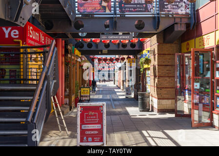 Cathay Straße in der Arcadian Centre in Birmingham's Chinatown, das ist Heimat für viele chinesische Restaurants und Geschäfte Stockfoto