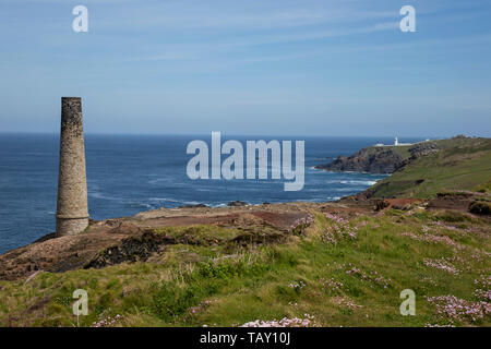 Die Levante Zinnmine und in der Ferne die Pendeen Lighthouse auf robusten nördlich der Küste von Cornwall Stockfoto