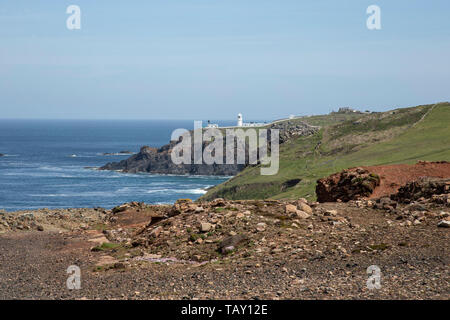 Eine Fernsicht von Pendeen Lighthouse auf Cornwalls Nordküste aus der Levante Zinnmine gesehen Stockfoto