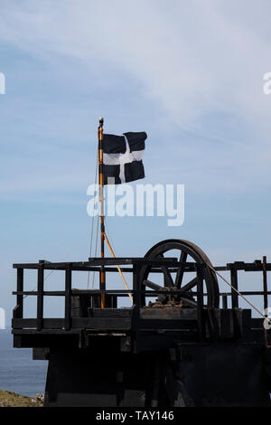 St. Piran Fahne, die Fahne von Cornwall von der Oberseite der gewundenen Gang an der alten Post in der Levante Zinnmine auf der Cornish Zinn Küste in England fliegen Stockfoto