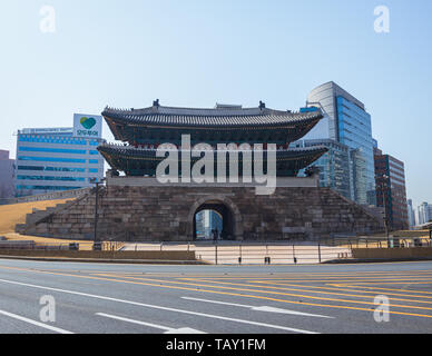 Seoul, Südkorea - März 2018: Namdaemun Tor, Gebäude im Hintergrund an einem schönen Tag. Stockfoto