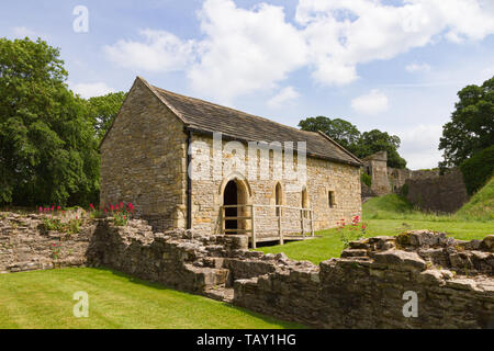 Pickering, North Yorkshire, Großbritannien: Restaurierte restaurierte gantry-kapelle steht neben zerstörten Wänden der Alten Halle in der vorburg von Pickering Castle. Stockfoto