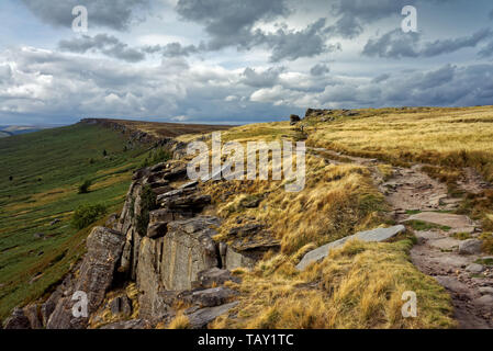 Großbritannien, Derbyshire, Peak District, Suchen entlang Stanage Edge nach hohen Neb Stockfoto