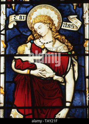 Glasfenster einer der drei theologischen Tugenden... liebe. St. George Kirche der Märtyrer, Great Bromley Essex. Stockfoto