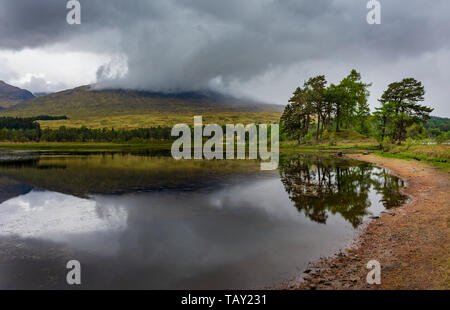 Loch Tulla, Brücke von Orchy, Schottland. Loch Tulla ist ein kleines Loch in der Nähe von Glen Coe und Rannoch Moor im zentralen Hochland von Schottland auf dem West Highland Way Stockfoto