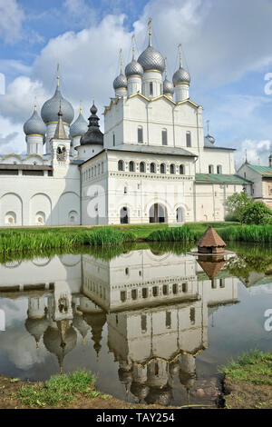 = Auferstehung Kirche mit Reflexion in den Teich = Schöne Aussicht aus Gründen der Rostower Kremls auf das Tor der Kirche die Auferstehung Christi w Stockfoto