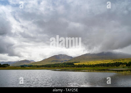 Loch Tulla, Brücke von Orchy, Schottland. Loch Tulla ist ein kleines Loch in der Nähe von Glen Coe und Rannoch Moor im zentralen Hochland von Schottland auf dem West Highland Way Stockfoto