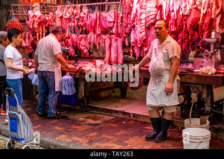 Die Menschen vor Ort kaufen Fleisch bei einem Metzger Shop im Bowrington Straße Food Market, Hongkong, China Stockfoto