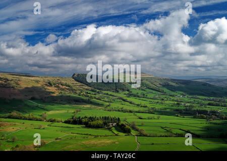 Großbritannien, Derbyshire, Peak District, Blick vom Winnats Pass in Richtung Hope Valley und Great Ridge. Stockfoto